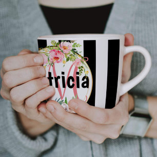 Monogrammierte rosa florale schwarz-weiß gestreift kaffeetasse
