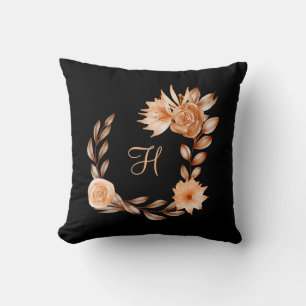 Monogrammierte schwarze braune und pfirsichfarbene kissen
