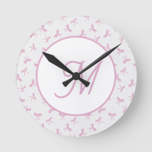 Monogrammierte verspielte Kokette Rosa Wasserfarbe Runde Wanduhr