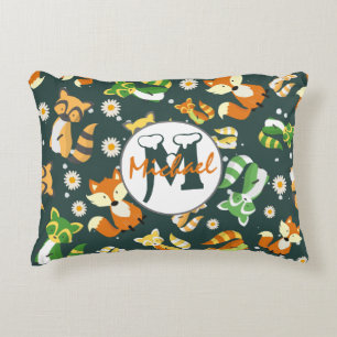Monogrammierte Waschbären-Muster-Kinderzimmer in M Dekokissen