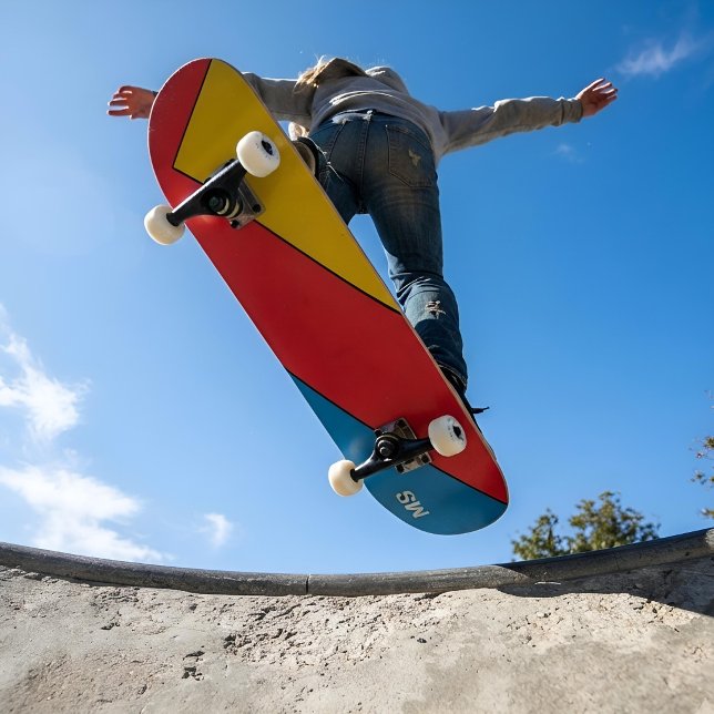 Monogrammierter moderner Bauhaus Rot-Blau-Farbbloc Skateboard (Von Creator hochgeladen)