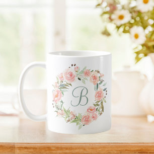 Monogrammierter pastellrosa Blumenkranz Kaffeetasse