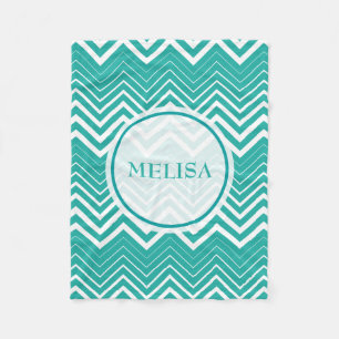 Monogrammierter Pfau und weißer Zigzag Zickzack Fleecedecke