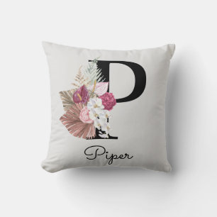 Monogrammiertes rosa Boho-Blumeninitial P Kissen
