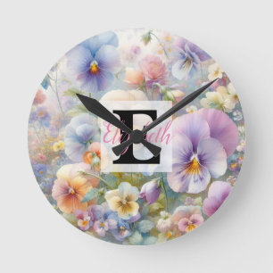 Monogrammname auf Aquarellfarben-Blume in Pastellf Runde Wanduhr
