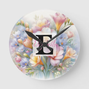 Monogrammname auf Aquarellfarben-Blume in Pastellf Runde Wanduhr