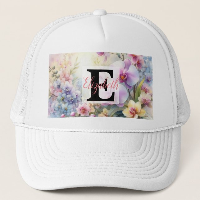 Monogrammname auf Aquarellfarben-Blume in Pastellf Truckerkappe (Vorderseite)