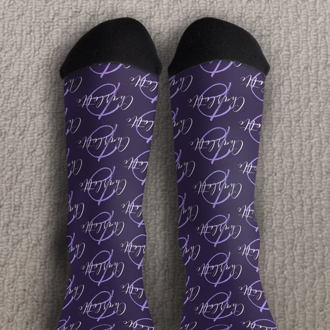 Monogrammname und lila Socken (Von Creator hochgeladen)