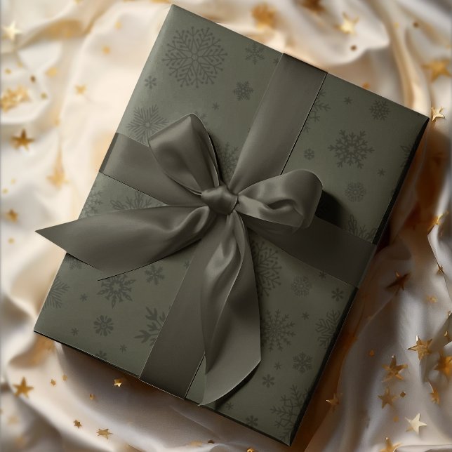 Monotone Winter Snowflake Pine Green Geschenkpapier (Von Creator hochgeladen)