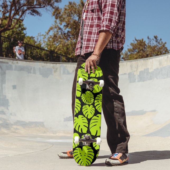 Monstera-Blätter in Lime Green und Schwarz Skateboard (Außenbereich 2)