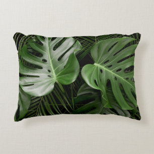 Monstera Blätter, luxuriöse tropische Anordnung. Dekokissen