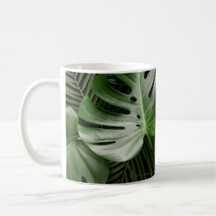 Monstera Blätter, luxuriöse tropische Anordnung. Kaffeetasse