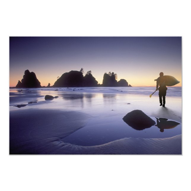 Montage des Mannes mit Kajak, ShiShi Beach, Fotodruck (Vorne)