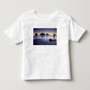 Montage eines Mannes, der ein Kayak trägt, ShiShi Kleinkind T-shirt