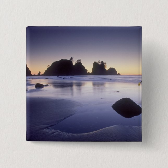 Montage eines Mannes mit Kajak, ShiShi Beach, Button (Vorderseite)