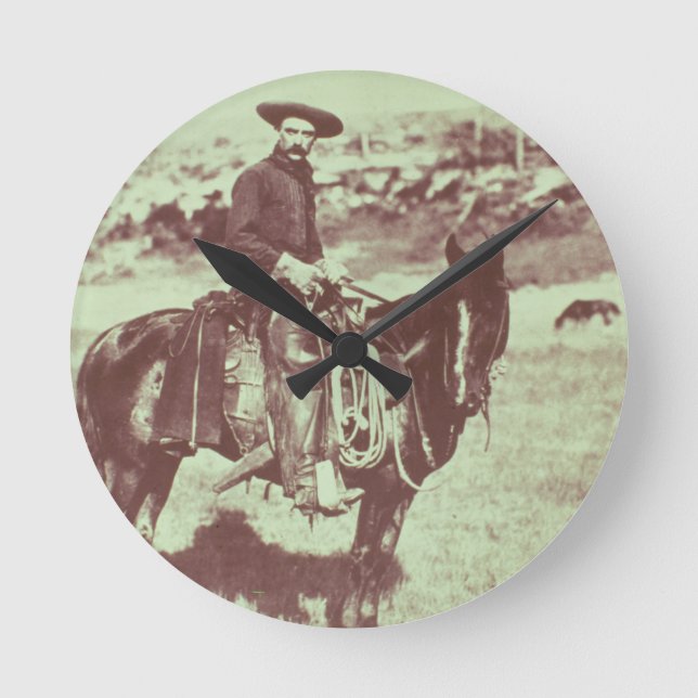 Montana-Cowboy, c.1880 (b/w Foto) Runde Wanduhr (Vorderseite)