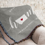 Montana Zuhause Staat Personalisiert Decke<br><div class="desc">Zeigen Sie Zuhause-Staatsstolz mit dieser niedlichen rustikalen grauen Werftdecke mit "Zuhause" in weißer Kalligrafie-Schrift, die mit einer Silhouette des Staat von Montana stehend für den Buchstaben "O" zeigt. Eine rote Herzanzeige in der Staat-Karte vervollständigt das Design; Sie können die Herzposition in Ihrer Zuhause-Stadt ändern, indem Sie das Design-Tool öffnen und...</div>