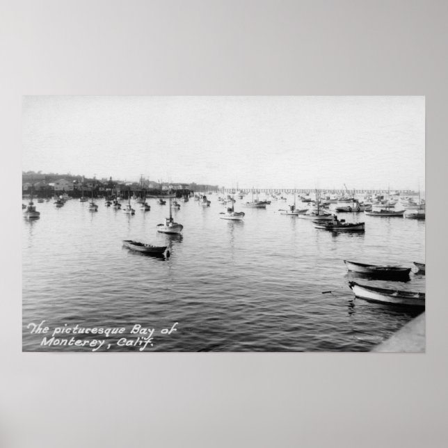 Monterey, CA - Bucht mit Hunderten von Holzbooten Poster (Vorne)