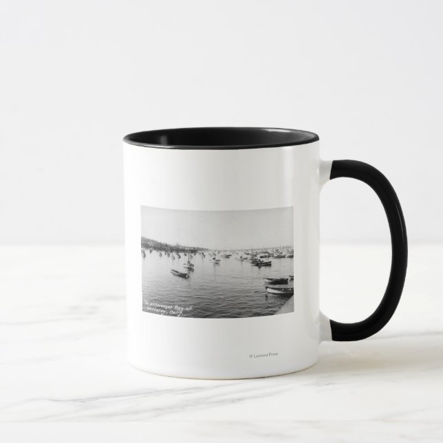 Monterey, CA - Bucht mit Hunderten von Holzbooten Tasse (Rechts)