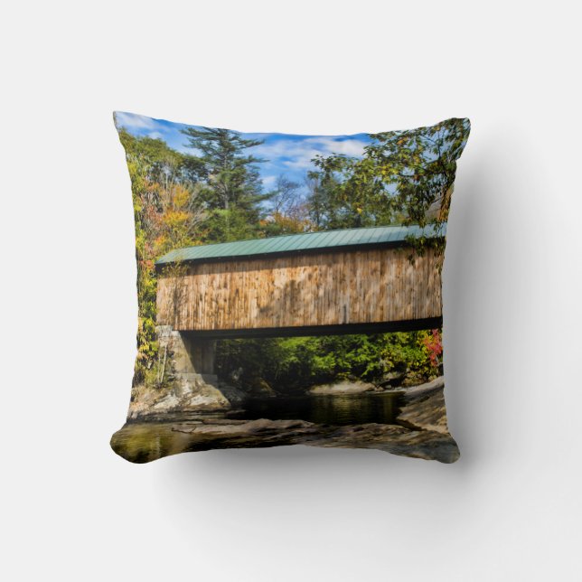 Montgomery Covered Bridge mit Laub Kissen (Vorderseite)