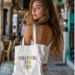 Montrealer Stadttypografie modern farbenfroh Tragetasche<br><div class="desc">Montreal Stadt niedliche Typografie moderne bunte Tote-Tasche. Moderne, farbenfrohe Schriftart Drehbuch-Text und Brieftasche mit französischem Zitat Montreal t'es niedlich. Geschenkidee für Montrealer, Montrealer Touristen, Montrealer Besucher, Freunde, Frauen, Mütter, Mädchen, Erwachsene, Teens zum Geburtstag, Feiertage, Weihnachten, montreale Anreize Schöne moderne Tote Tasche für Andenken. Montreal ist ein angesagtes Geschenk für Accessoires...</div>