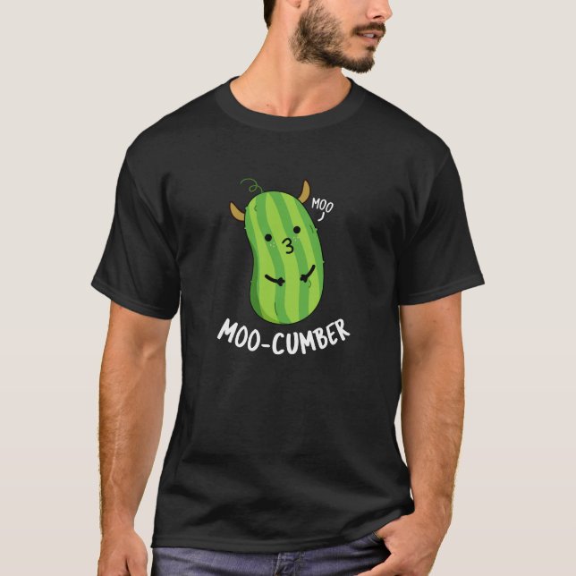 Moo-cumber Funny Veggie Cucumber Pun Dark BG T-Shirt (Vorderseite)