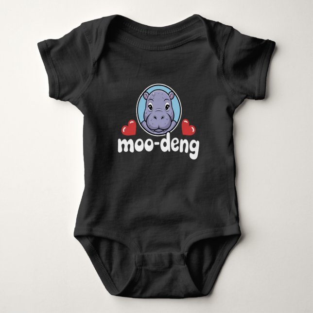 Moo Deng Bouncy Pig in Thai Picture Baby Hippo Baby Strampler (Vorderseite)