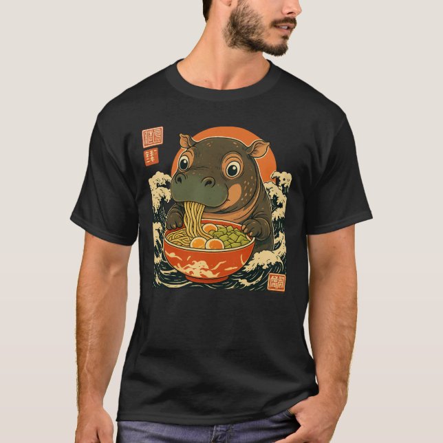 Moo Deng hippo essen Ramen für japanischen Stil T-Shirt (Vorderseite)