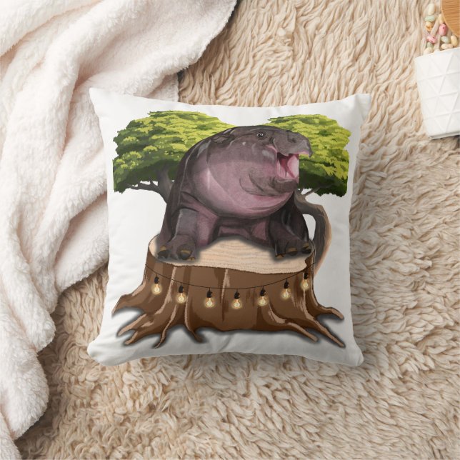 Moo Deng Hippo sitzt auf einem Baum. Kissen (Decke)