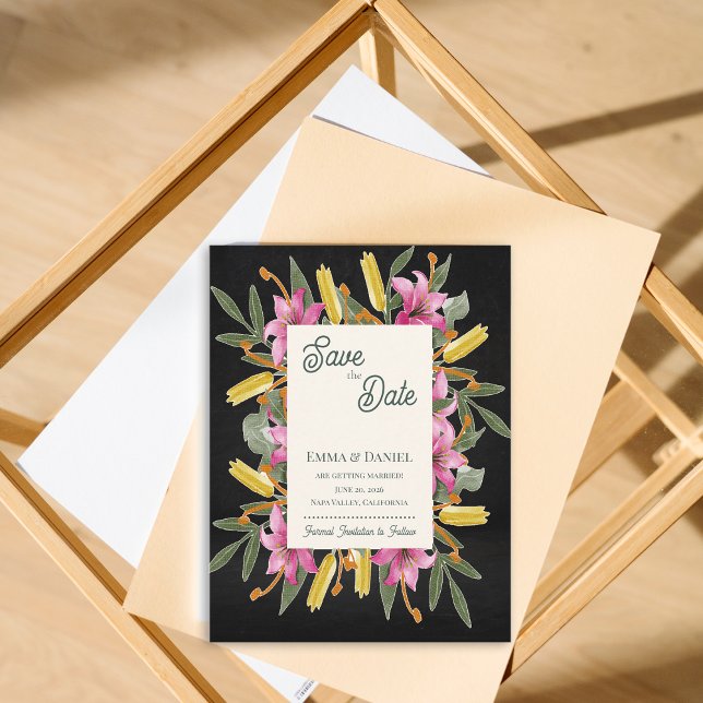 Moodige Rosafarbene Lilie Schwarze Blumige Voraban Ankündigungspostkarte (Moody Blush Lily Save the Date | Elegant Black Floral Botanical Wedding Save the Date Card )