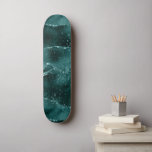 Moody Agate | Aquamarin Green Malachite Rich Jewel Skateboard<br><div class="desc">In den 90er Jahren inspirierte grunge dunkel, raffinierte Aquarellstein aus Marmor in einem tiefmodisch anmutenden Juwelenton mit Imitaten metallische Folie und Glitzer-Venen in einem reichen, dramatischen, mit abstrakten flüssigen Wirbel und Glitzer-Venen. Aus der Kollektion "Till Death Do Us Part" fügt dieser wunderschöne weibliche handbemalte Farbverlauf den perfekten Pop der Farbe...</div>