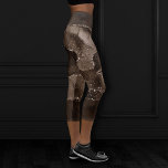 Moody Agate | Kaffee Brown Golden Bronze Taupe Capri Leggings<br><div class="desc">In den 90er Jahren inspirierte grunge dunkel, raffinierte Aquarellstein aus Marmor in einem tiefmodisch anmutenden Juwelenton mit Imitaten metallische Folie und Glitzer-Venen in einem reichen, dramatischen, mit abstrakten flüssigen Wirbel und Glitzer-Venen. Aus der Kollektion "Till Death Do Us Part" fügt dieser wunderschöne weibliche handbemalte Farbverlauf den perfekten Pop der Farbe...</div>