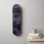 Moody Agate | Midnight Indigo Deep Lila Glam Skateboard<br><div class="desc">In den 90er Jahren inspirierte grunge dunkel, raffinierte Aquarellstein aus Marmor in einem tiefmodisch anmutenden Juwelenton mit Imitaten metallische Folie und Glitzer-Venen in einem reichen, dramatischen, mit abstrakten flüssigen Wirbel und Glitzer-Venen. Aus der Kollektion "Till Death Do Us Part" fügt dieser wunderschöne weibliche handbemalte Farbverlauf den perfekten Pop der Farbe...</div>