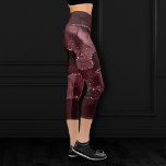 Moody Agate | Wein Bordeaux Sangria Merlot Maroon Capri Leggings<br><div class="desc">In den 90er Jahren inspirierte grunge dunkel, raffinierte Aquarellstein aus Marmor in einem tiefmodisch anmutenden Juwelenton mit Imitaten metallische Folie und Glitzer-Venen in einem reichen, dramatischen, mit abstrakten flüssigen Wirbel und Glitzer-Venen. Aus der Kollektion "Till Death Do Us Part" fügt dieser wunderschöne weibliche handbemalte Farbverlauf den perfekten Pop der Farbe...</div>