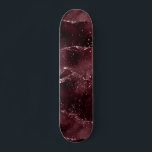 Moody Agate | Wein Bordeaux Sangria Merlot Maroon Skateboard<br><div class="desc">In den 90er Jahren inspirierte grunge dunkel, raffinierte Aquarellstein aus Marmor in einem tiefmodisch anmutenden Juwelenton mit Imitaten metallische Folie und Glitzer-Venen in einem reichen, dramatischen, mit abstrakten flüssigen Wirbel und Glitzer-Venen. Aus der Kollektion "Till Death Do Us Part" fügt dieser wunderschöne weibliche handbemalte Farbverlauf den perfekten Pop der Farbe...</div>