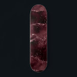Moody Agate | Wein Bordeaux Sangria Merlot Maroon Skateboard<br><div class="desc">In den 90er Jahren inspirierte grunge dunkel, raffinierte Aquarellstein aus Marmor in einem tiefmodisch anmutenden Juwelenton mit Imitaten metallische Folie und Glitzer-Venen in einem reichen, dramatischen, mit abstrakten flüssigen Wirbel und Glitzer-Venen. Aus der Kollektion "Till Death Do Us Part" fügt dieser wunderschöne weibliche handbemalte Farbverlauf den perfekten Pop der Farbe...</div>