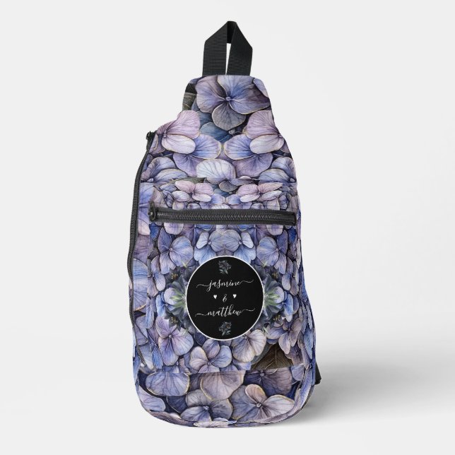 Moody Black Floral Classic Couple Names Wedding Crossbody Bag (Vorderseite)