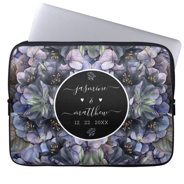Moody Black Floral Classic Couple Names Wedding Laptopschutzhülle (Vorderseite)