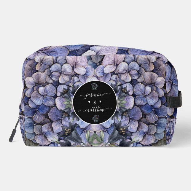 Moody Black Floral Classic Couple Names Wedding Waschbeutel (Rückseite)