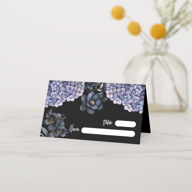 Moody Black Floral Classic Whimsical Chic Wedding Platzkarte (Vorderseite)