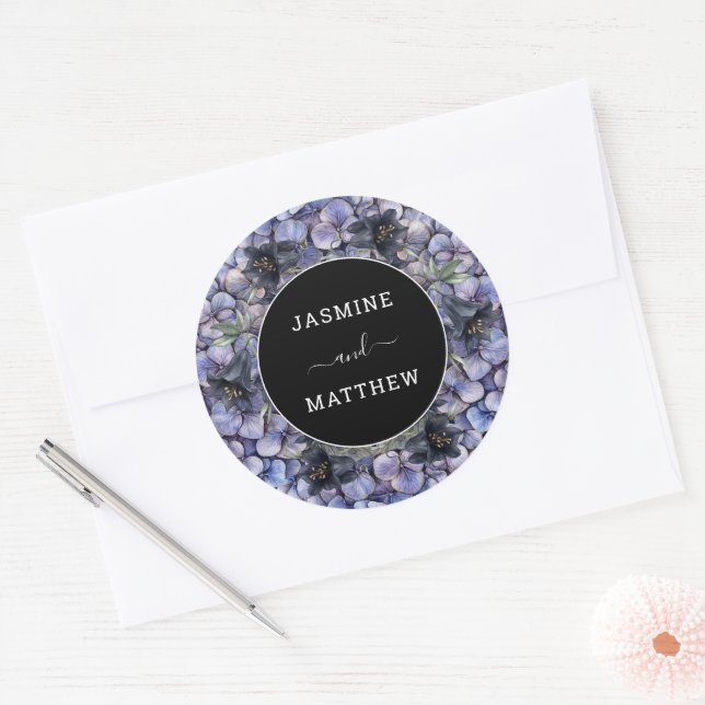 Moody Black Floral Classic Whimsical Chic Wedding Runder Aufkleber (Umschlag)