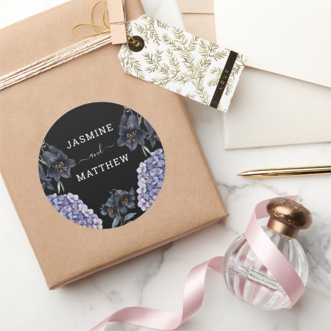 Moody Black Floral Classic Whimsical Chic Wedding Runder Aufkleber (Schenken)