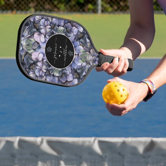 Moody Black Floral Klassische Namen Hochzeit Pickleball Schläger (InSitu)