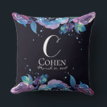 Moody Blue Lila Floral Monogram Kissen<br><div class="desc">Es gibt etwas super Chic an der dunklen, launischen Erscheinung dieses Designs. Es fällt auf, ist aber noch subtil. Der Hintergrund ist sehr dunkel, tiefblau-schwarz, wie der Himmel um Mitternacht. Vollständig anpassbar, von Farben bis zu Schriftart. Bitte zögern Sie nicht, uns zu kontaktieren, wenn Sie eine Änderung wünschen, die nicht...</div>