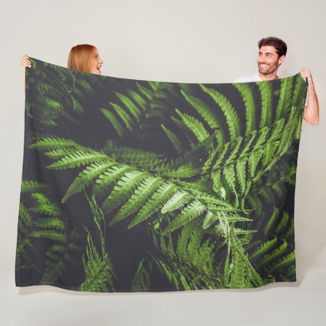 Moody Botanical Dunkelgrüne Farnblätter Cozy Fleecedecke (Beispiel)