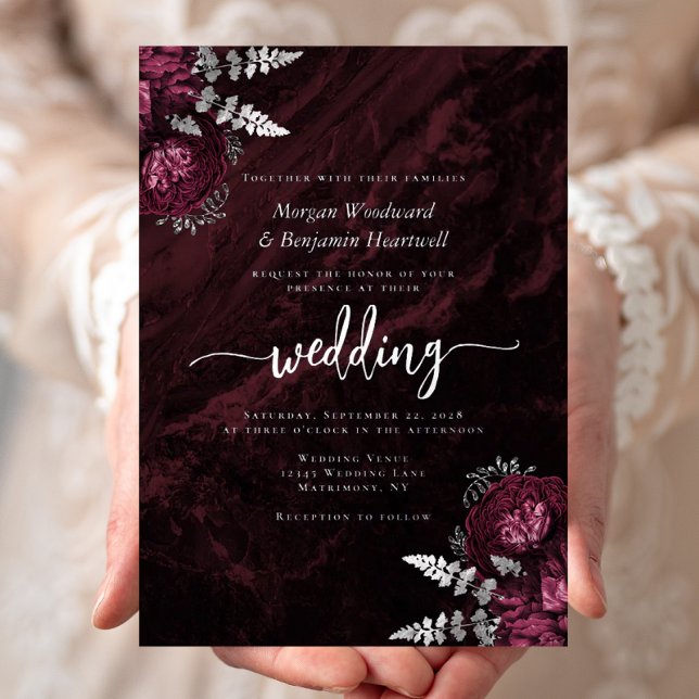 Moody Burgundy Silver Floral Wedding Folieneinladung (Von Creator hochgeladen)