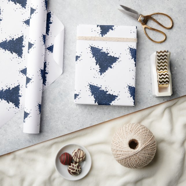 Moody Christmas Tree | Classy Dark Navy Blue Geschenkpapier (Kunsthandwerk)