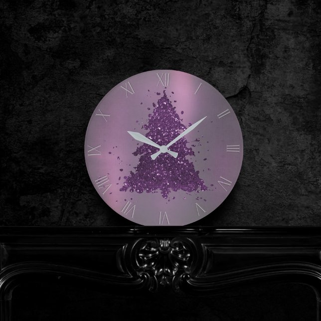 Moody Christmas Tree | Lila Spritzer Deep Plum Runde Wanduhr (Von Creator hochgeladen)