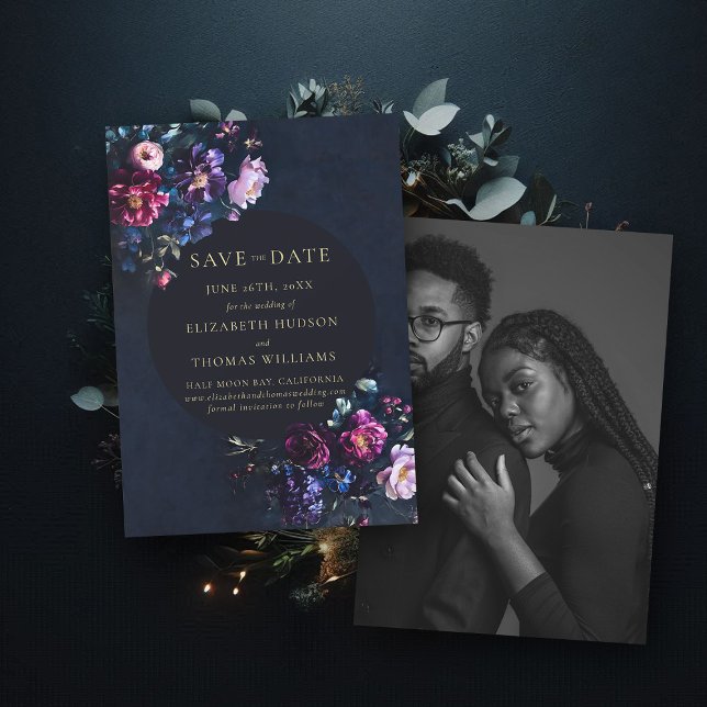 Moody Dark Elegant Foto-Hochzeit der Blumenflotte Save The Date (wedding save the date moody dark romantic gothic floral navy blue photo invitation)