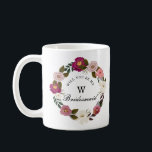 Moody Floral Watercolor Wreath Bridesmaid Kaffeetasse<br><div class="desc">Unsere elegante und launische Tasse in Aquarellfarben ist ein Geschenk für Ihre Brautjungfrau. Das Design zeigt unsere handgezeichnet Aquarellfloralen in einer schönen rustikalen und moody Farbpalette. Blütenpinken, majestätisch mit Akzenten von Olivengrün, tiefgrüne Purpur und lebhafte smaragdgrüne Grüntöne, um dieses wunderschöne, prächtige Blumenkranz-Design zu schaffen. Unsere launenhaften Florale bilden den Namen...</div>